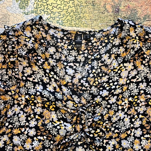 Volcom top - Picture 3 of 6